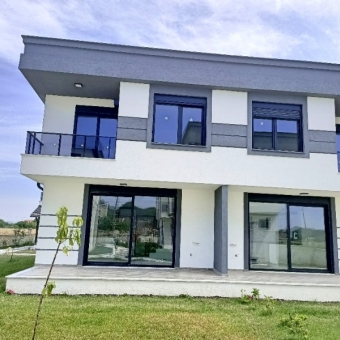 REPAL' den Altınova'da Denize ve Anayola Yakın Site İçinde Satılık Villa.