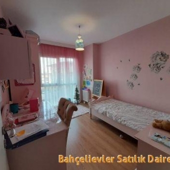 Küçükçekmece  Halkalı Site içinde 4+1 ara kat satılık daire.