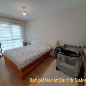 Küçükçekmece  Halkalı Site içinde 4+1 ara kat satılık daire.