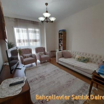 Küçükçekmece  Halkalı Site içinde 4+1 ara kat satılık daire.