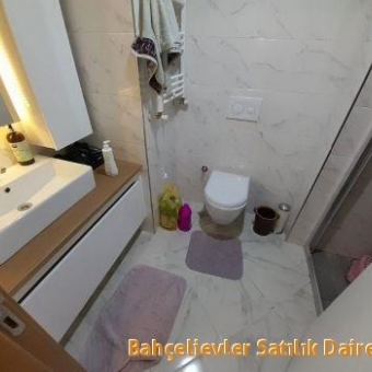 Küçükçekmece  Halkalı Site içinde 4+1 ara kat satılık daire.