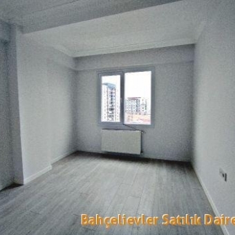 Bağcılar Güneşli Site içinde 2+1 ara kat sıfır satılık otoparklı daire.