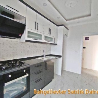 Bağcılar Güneşli Site içinde 2+1 ara kat sıfır satılık otoparklı daire.