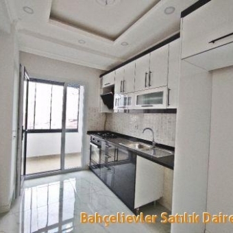 Bağcılar Güneşli Site içinde 2+1 ara kat sıfır satılık otoparklı daire.